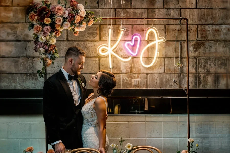 neonovy napis pismena svadba