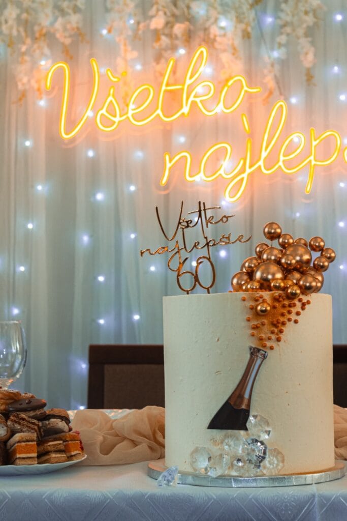 neonovy napis vsetko najlepsie v zlato-bielej farbe s tortou